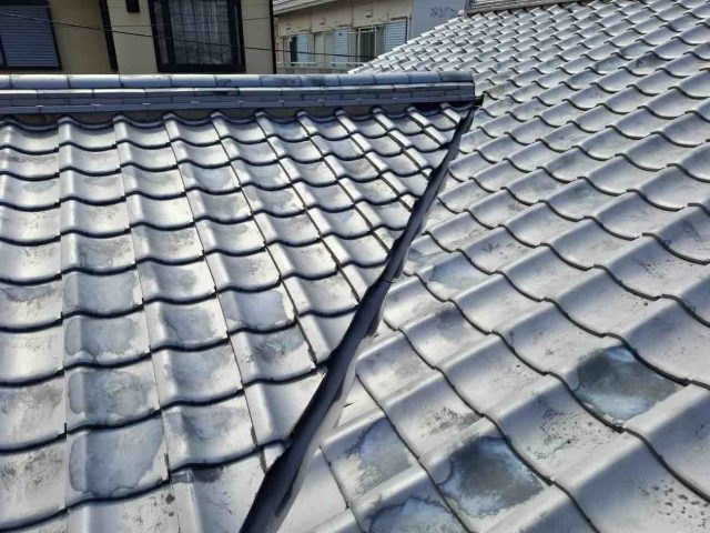 太宰府市の瓦屋根で雨漏り修理｜防水シートと谷板金を新設し雨水の浸入を防止
