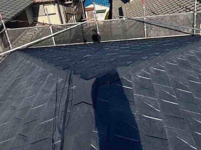 【筑紫野市】スレート屋根カバー工事｜苔と変色を改善し雨風に備えた建物へ