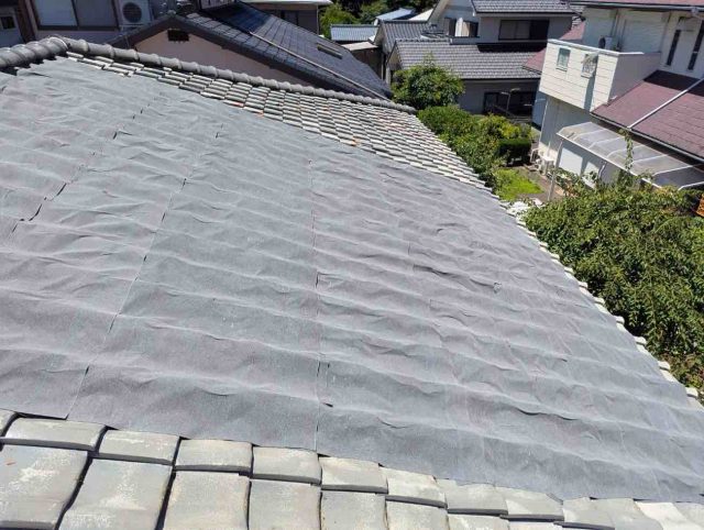 太宰府市で雨漏り被害対策の応急処置｜瓦屋根の破損を防水シートで保護