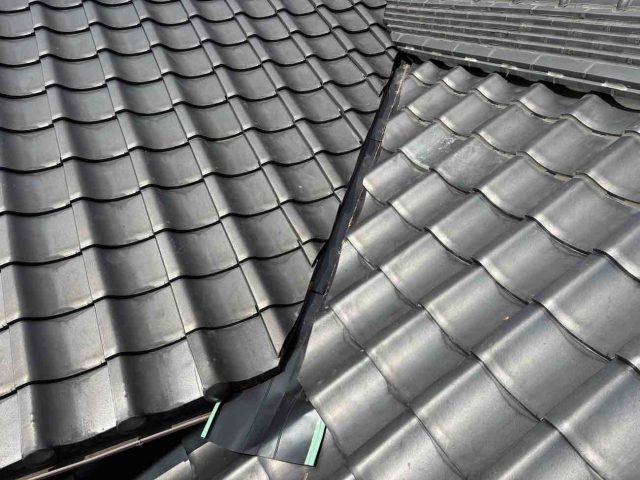 【筑紫野市】瓦屋根の雨漏り対策｜谷板金の交換・外壁との取り合いを板金カバー