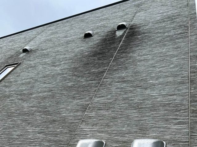 【小郡市】戸建ての外壁調査｜苔・カビによる外壁の汚れの付着を確認