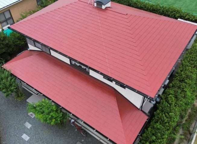 太宰府市の戸建てで現地調査｜色褪せ・変色などスレート屋根の経年劣化が進行