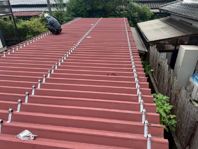 太宰府市でカバー工事を行う職人
