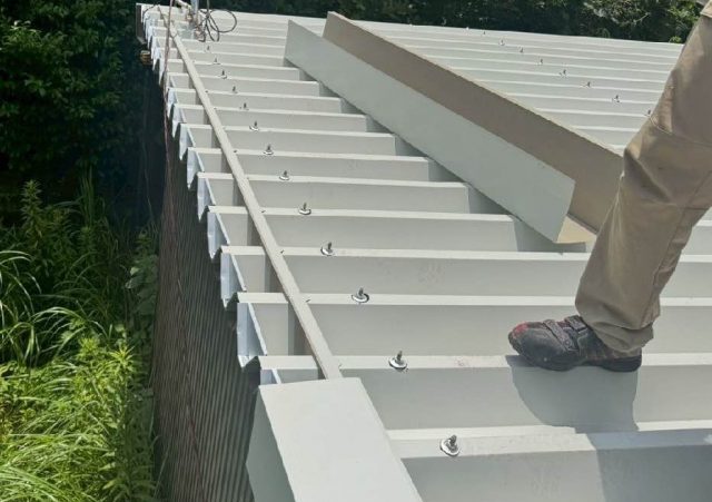 太宰府市でカバー工事中の88タイプの折板屋根