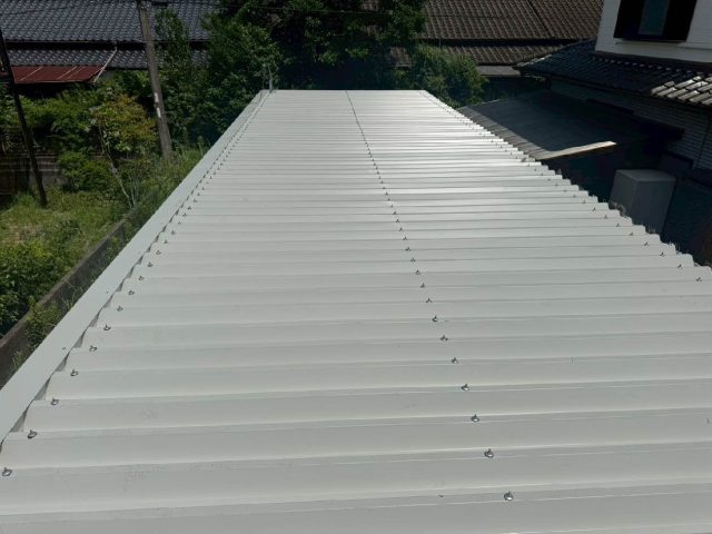 【太宰府市】雨漏りを防ぐ屋根カバー工事｜折板88タイプの金属屋根を重ね葺き