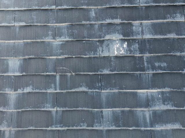 太宰府市でスレート屋根の色褪せを確認