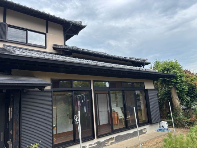【太宰府市】屋根裏への動物侵入を調査｜軒天の破損を確認し落葉除けネットを提案