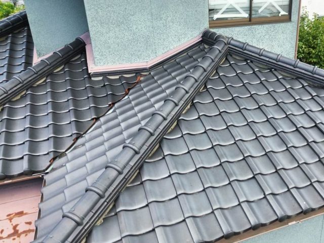 筑紫野市の空き家の瓦屋根を調査