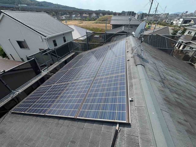 【小郡市】太陽光パネル下の鳥害を調査｜屋根との隙間にできた巣の原因を確認