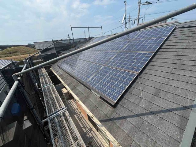 小郡市でソーラーパネルと屋根の隙間の鳥害を調査