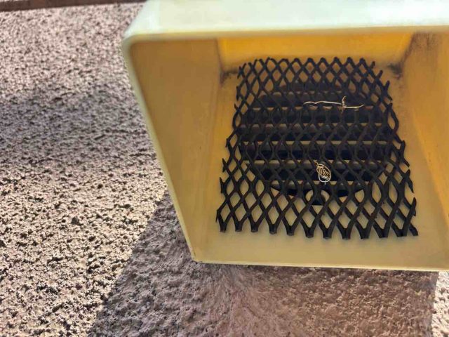【小郡市】外壁換気口へ鳥の侵入を防ぐネットを設置｜戸建ての鳥害対策工事
