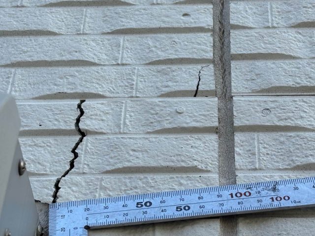 太宰府市で見つかった外壁の割れ