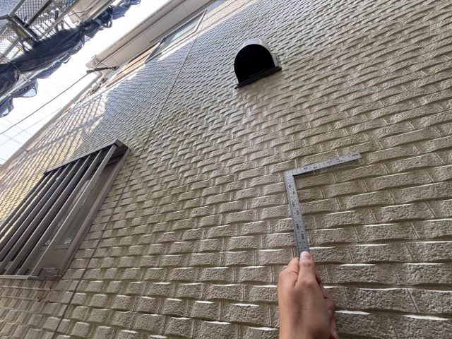 太宰府市で外壁の汚れを確認