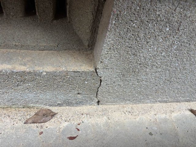 【筑紫野市】雨漏りが発生した戸建てを調査｜外壁にひび割れと剥がれを確認