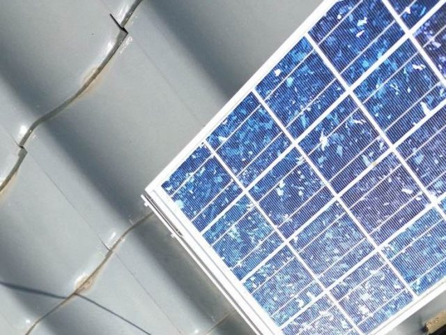 筑紫野市の瓦屋根に設置された太陽光パネル