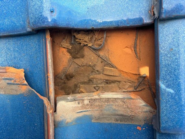 【筑紫野市】雨漏りにつながる屋根内部を点検｜瓦の下の防水シートに劣化を確認