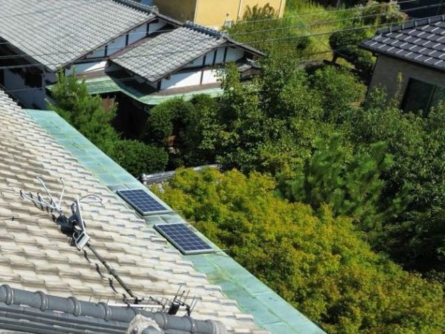 小郡市の介護施設で屋根の老朽化を調査