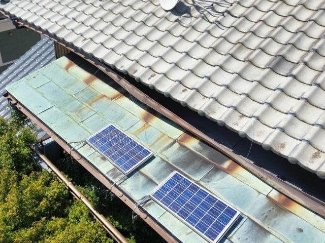 【小郡市】小規模介護施設での屋根点検｜太陽光パネル付き金属屋根に錆び・腐食を確認