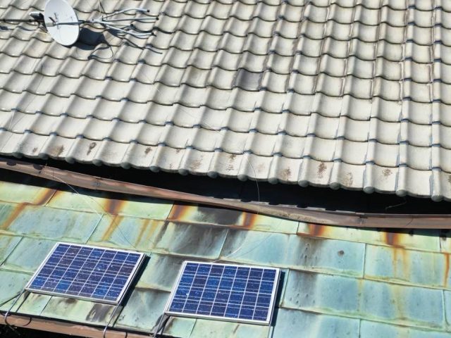 小郡市で太陽光が載った金属屋根の劣化を確認
