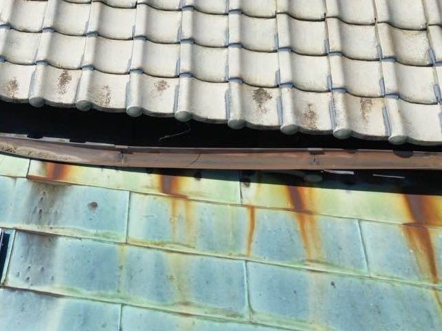小郡市で確認された金属屋根の錆