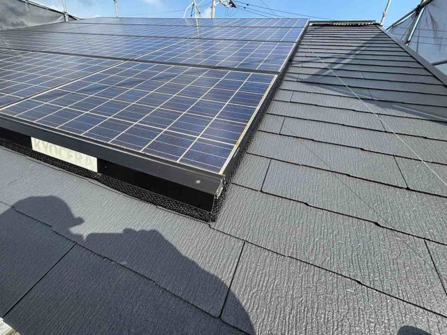 小郡市でソーラーパネルと屋根の隙間にネット設置