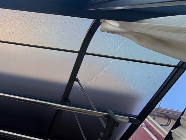 太宰府市のヒビが入ったサンルーム屋根