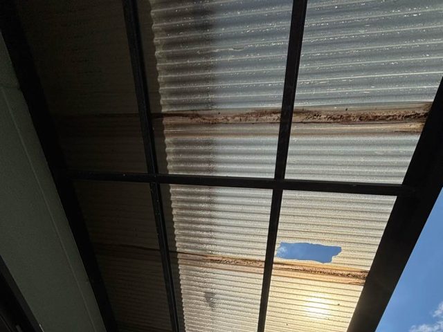 筑紫野市で波板の穴あきを確認