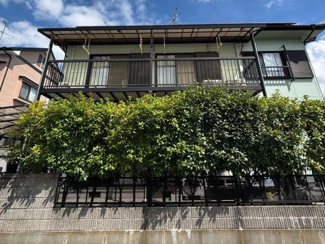 【筑紫野市】戸建てベランダ屋根を調査｜経年劣化と強風による波板の破損を確認