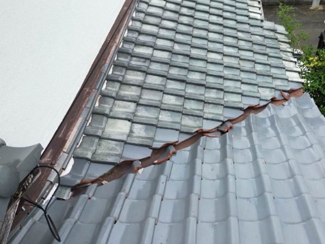 【小郡市】瓦屋根の強風被害を調査｜谷板金と壁際板金に見つかった錆・経年劣化