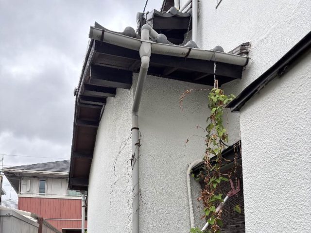 小郡市で雨樋の歪みを確認