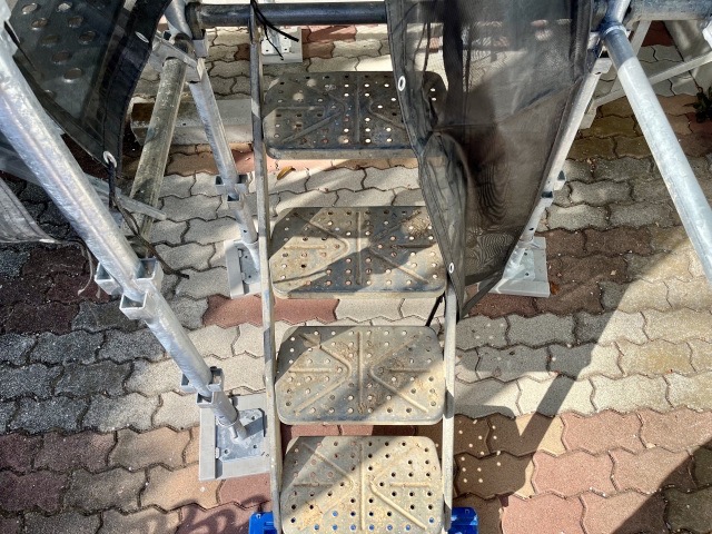 急勾配の屋根で使われた仮設昇降階段