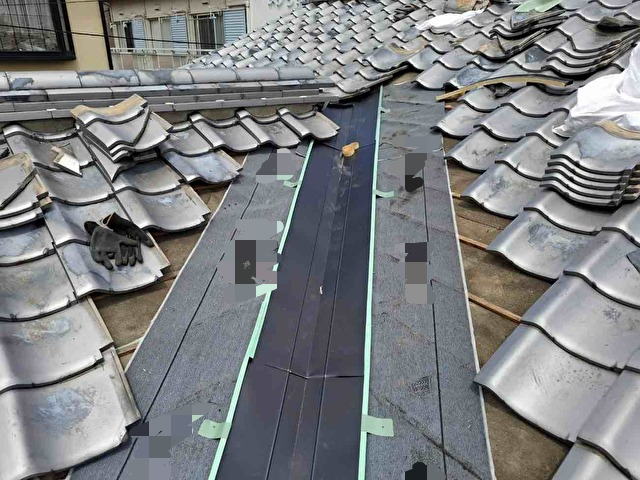 太宰府市で防水紙の上に谷板金を設置