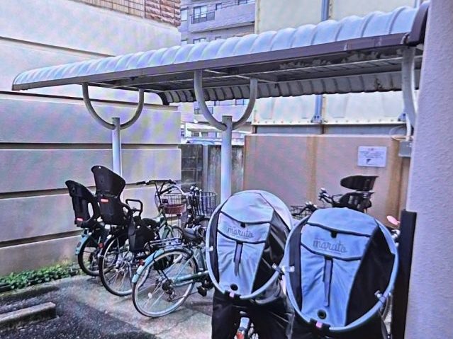 福岡市早良区のマンションサイクルポート屋根の調査