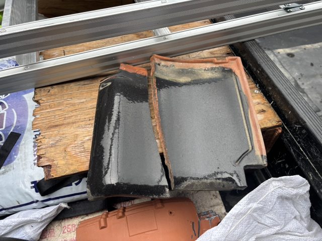 小郡市の破損した屋根瓦