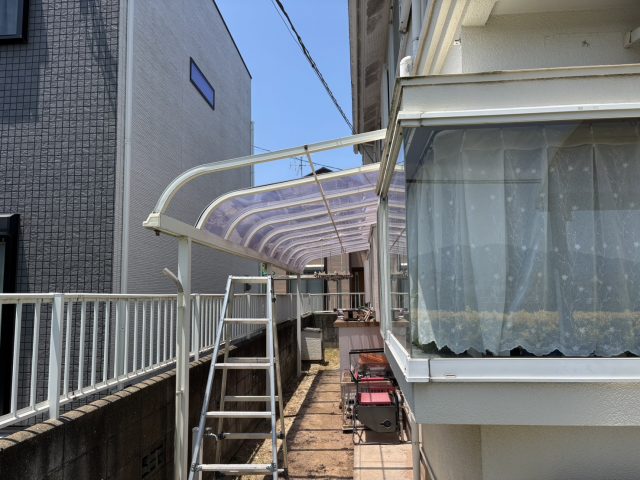 【筑紫野市】テラス屋根の破損を調査｜強風によるポリカ板の割れを確認