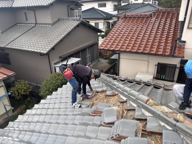 小郡市で葺き替えに伴い瓦を撤去