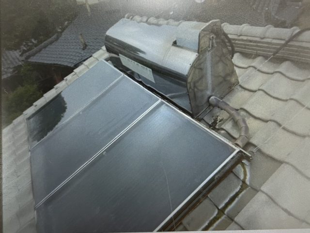 【小郡市】「古い温水器を撤去したい」瓦屋根への負担軽減のため撤去工事を検討