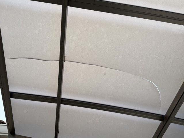 太宰府市の割れたカーポート屋根