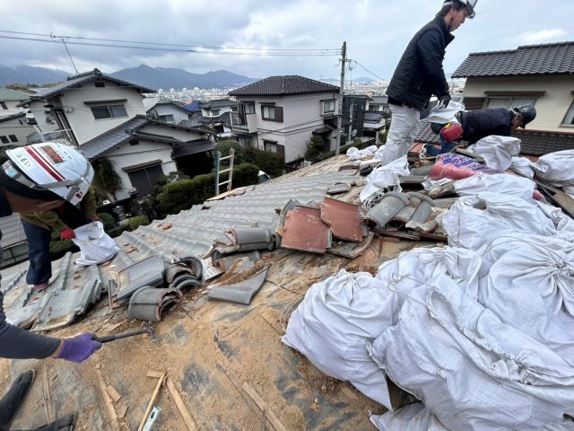 小郡市で葺き替え工事における瓦撤去