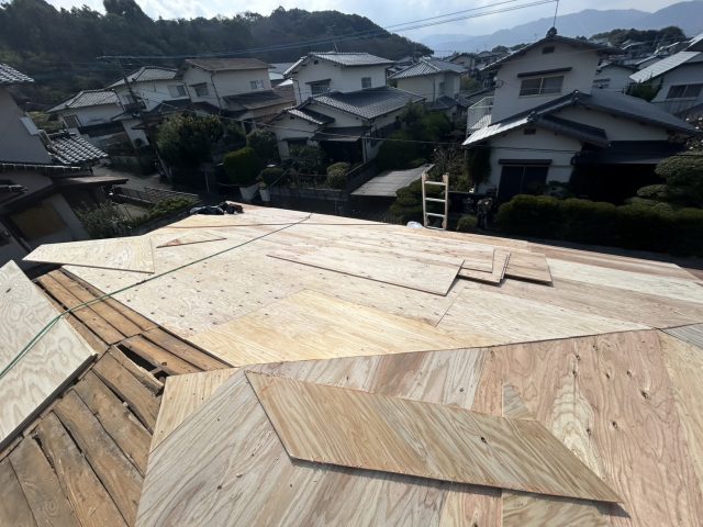 小郡市でバラ板の上に野地板を施工