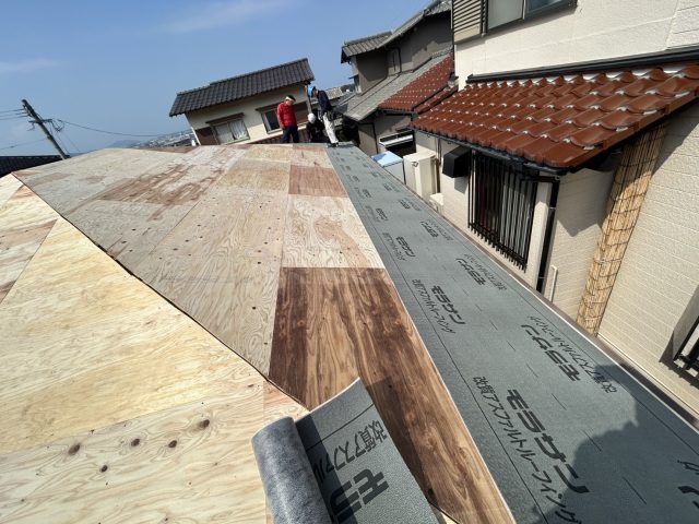 小郡市で野地板に防水シートを敷設