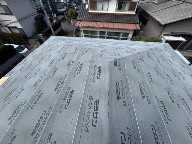 【小郡市】雨漏りを解消する屋根改修工事｜瓦撤去から野地板と防水シートの施工まで