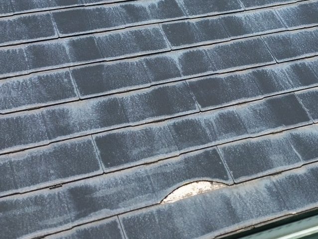 太宰府市のひび割れたスレート