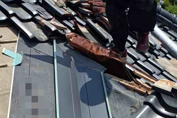 太宰府市で谷板金を工事中