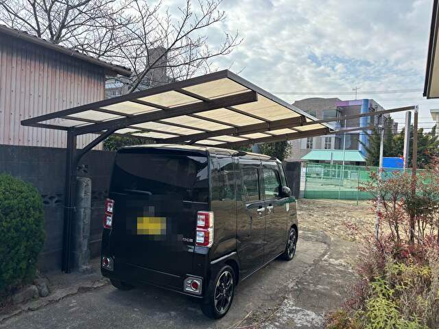 【筑紫野市】カーポート屋根調査｜強風によるポリカ板の割れ・穴あき被害を確認