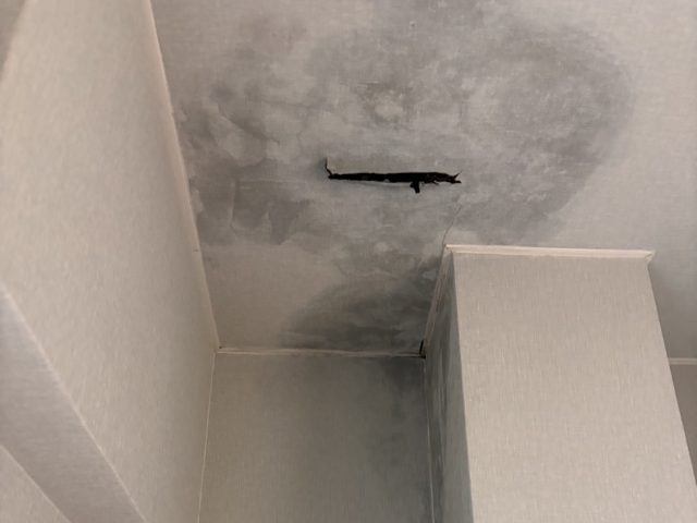 小郡市で雨漏りした医院の天井