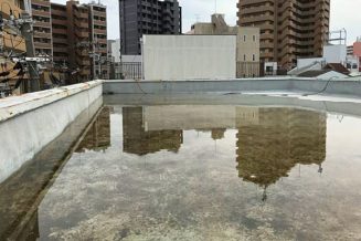 陸屋根に溜まった雨水