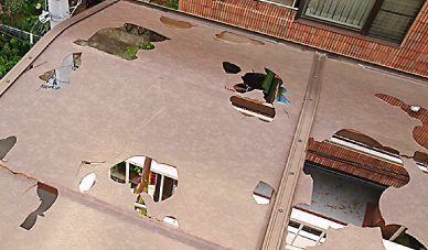 穴があいたベランダ屋根