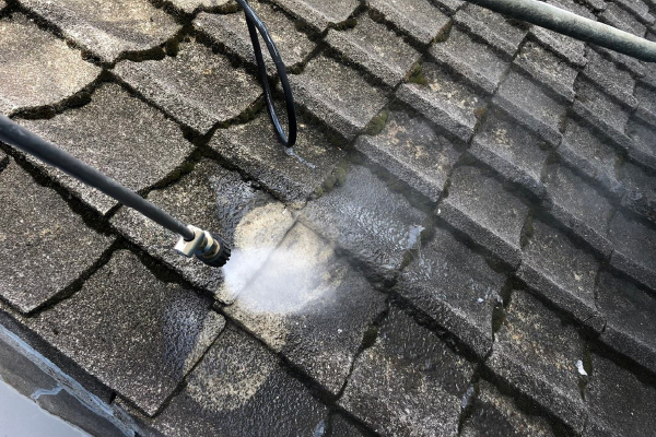 セメント瓦に付着した汚れやカビを高圧洗浄で洗い流す