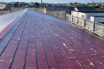 塗装が剥げて白くなっている箇所は重ね塗りして上塗り材の吸い込みを防ぎます